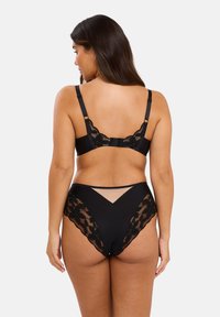 Ensemble de soutien-gorge noir avec bordures en dentelle et culottes taille haute. Présente des accents en dentelle transparente et un design minimaliste. Tissu doux, bretelles réglables.