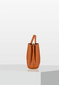 Borsa a tracolla in pelle arancione con una forma strutturata, due manici corti e chiusura con zip. Presenta una texture sottile e linee pulite.