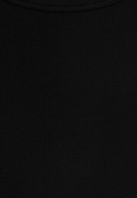 Texture de tissu côtelé noir avec des lignes verticales, montrant un motif tissé fin et des ombres subtiles pour la profondeur et le détail.