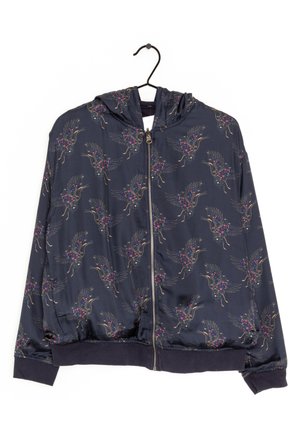 Marineblauer Kapuzenpullover mit Reißverschluss, elastischen Bündchen und Saum, verziert mit einem Muster aus fliegenden Vögeln und floralen Akzenten.