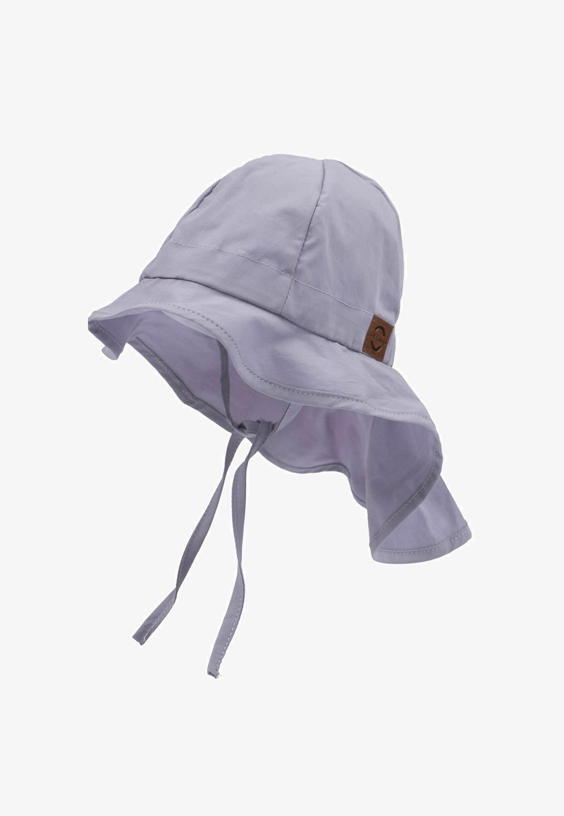 Jasnofioletowa czapka typu bucket wykonana z miękkiego materiału. Posiada szeroki rondo, regulowane sznurki pod brodą oraz małą brązową skórzaną naszywkę z logo.