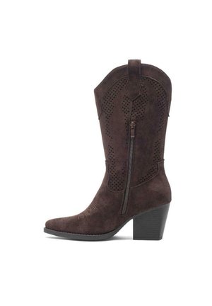 Dunkelbrauner Wildleder-Cowboystiefel bis zur Mitte der Wade mit perforierten Details, seitlichem Reißverschluss, Zuglasche, spitzer Zehe und gestapeltem Blockabsatz.