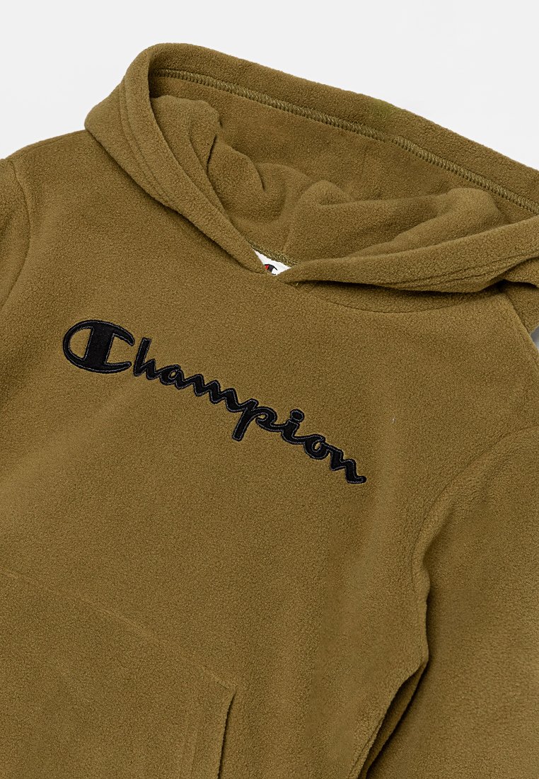 Olijfgroene fleece hoodie met een zwart geborduurd "Champion" logo, een frontzak en een zachte textuur.