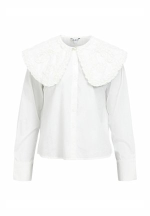 Valge särk suure tekstuurse, volangilise kraega. Pikkade varrukatega ja ees nööpidega kinnituv. Lihtne disain ja pehme puuvillane materjal.