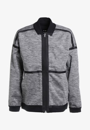 Chaqueta gris con cremallera, con un acabado texturizado, acentos negros, puños y cuello acanalados. Cuenta con una cremallera frontal y detalles de franjas horizontales.