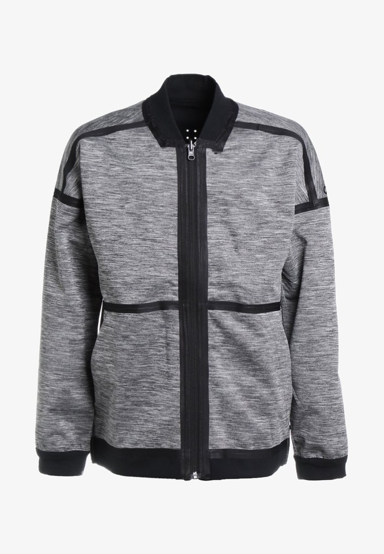 Chaqueta gris con cremallera, con un acabado texturizado, acentos negros, puños y cuello acanalados. Cuenta con una cremallera frontal y detalles de franjas horizontales.