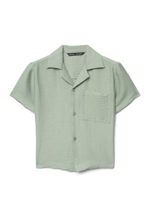 Camicia verde chiaro a maniche corte in tessuto strutturato, con taschino sul petto e chiusura frontale con bottoni e colletto arrotondato.