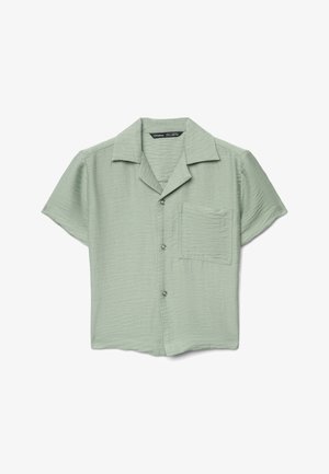 Camicia verde chiaro a maniche corte in tessuto strutturato, con taschino sul petto e chiusura frontale con bottoni e colletto arrotondato.