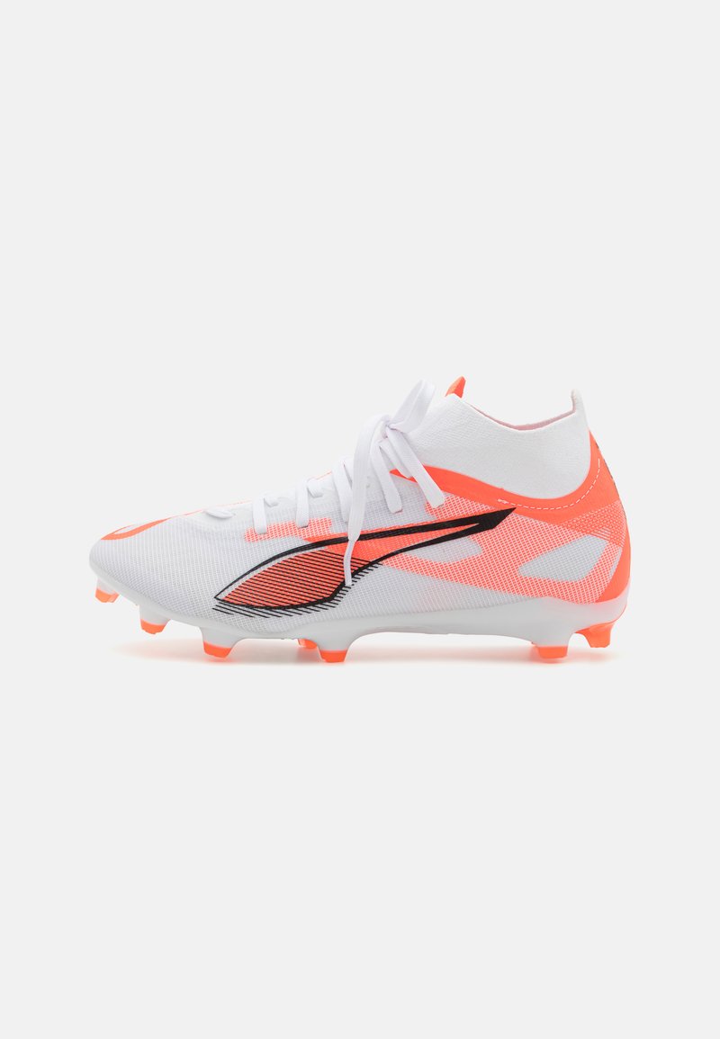 Chuteira de futebol branca com detalhes em coral, apresentando um design elegante, superfície de malha texturizada e cravos de borracha na sola para tração.