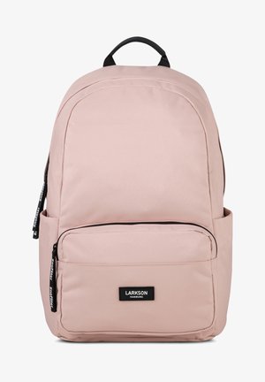 Lichtroze rugzak met een ronde vorm, gemaakt van stof. Voorzien van een voorvak met rits en een zijvak van gaas, met een merklabel aan de voorkant.