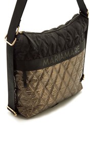 Borsa a spalla trapuntata con parte superiore in nylon nero e parte inferiore metallica verde oliva, caratterizzata da una banda con logo e dettagli in metallo dorato.