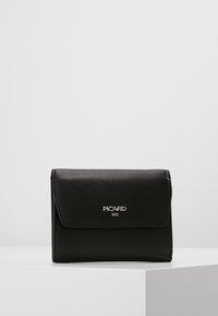 Zwarte leren portemonnee met een klep-sluiting, met een zilveren logo. Gladde textuur en compact rechthoekig formaat. Minimalistisch ontwerp.