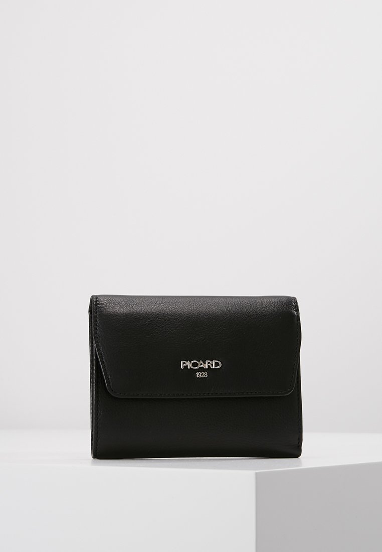 Zwarte leren portemonnee met een klep-sluiting, met een zilveren logo. Gladde textuur en compact rechthoekig formaat. Minimalistisch ontwerp.