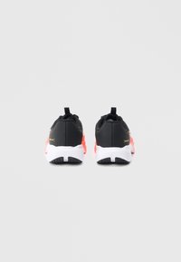 Μαύρα και ροζ αθλητικά παπούτσια με πλέγμα στο πάνω μέρος, διαθέτουν λευκή ενδιάμεση σόλα και υφασμένη λαστιχένια εξωτερική σόλα. Χρυσά λογότυπα στο τακούνι.