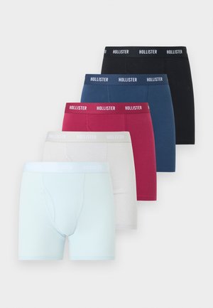 Pack de cinco bóxers para hombre en negro, azul marino, burdeos, gris claro y azul claro, cada uno con el logo de Hollister en la cintura.