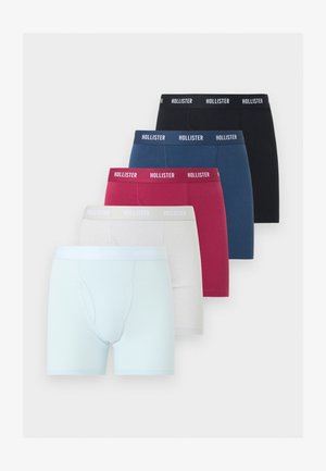 Pack de cinco bóxers para hombre en negro, azul marino, burdeos, gris claro y azul claro, cada uno con el logo de Hollister en la cintura.