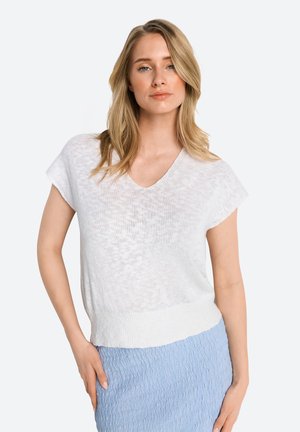 Weißes, leichtes Strickoberteil mit V-Ausschnitt und kurzen Ärmeln. Verfügt über ein strukturiertes Design und einen gerippten Saum. Kombiniert mit einem hellblauen, strukturierten Rock.