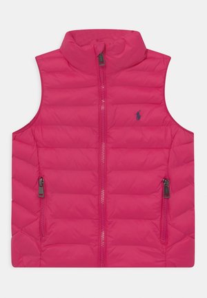 Veste sans manches matelassée rose avec fermeture éclair avant, deux poches zippées et petit logo brodé bleu marine sur la poitrine gauche.