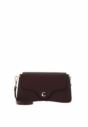 Bolso bandolera de cuero marrón oscuro con cierre dorado y correa ajustable sobre un fondo blanco.