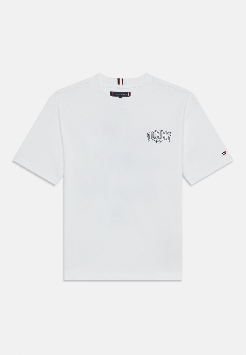 Hvit bomulls t-skjorte med korte ermer og rund hals, med "TOMMY"-logo i svart på brystet og en liten stripet detalj på ermet.