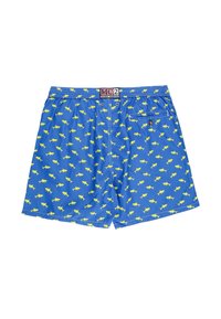 Pantaloni da bagno blu con un motivo ripetuto di squali gialli. Vita elastica con una piccola tasca posteriore e un'etichetta decorativa.