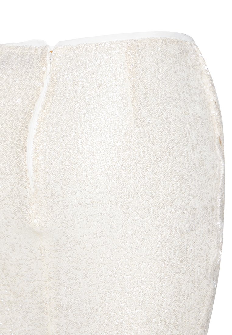 Mit Pailletten verziertes Kleidungsstück in Off-White, mit glatter Textur, schmaler Passform und verdecktem Reißverschluss auf der Rückseite zum Schließen.
