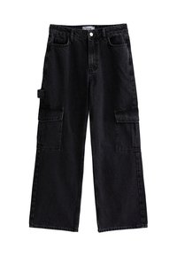 Mustat farkku cargo-housut, joissa on leveät lahkeet. Ominaisuuksiin kuuluu kaksi suurta sivutaskua ja klassinen nappikiinnitys vyötäröllä.