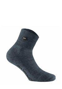 Calzino alla caviglia grigio realizzato in morbido tessuto con bordo a costine, con una patch del logo e testo stampato lungo il fondo. Texture liscia, design semplice.