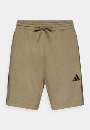 Olivově zelené šortky z měkké látky, s elastickým pasem na stažení se šňůrkou a černými vzorovanými bočními prvky. Vyšitá logo Adidas.