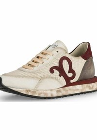 Sneaker med en beige mesh og overdel i ruskind, maroon accenter og en struktureret gummisål. Har et fremtrædende logo på siden.