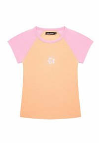 Koszulka z krótkim rękawem w kolorze brzoskwiniowym, różowe rękawy raglanowe oraz białe hafty kwiatowe na piersi. Wykonana z miękkiego materiału bawełnianego.