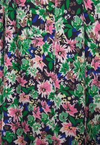 Tecido floral exibindo um padrão denso de flores rosas, verdes e brancas sobre um fundo azul marinho escuro, apresentando diversas formas e tamanhos de folhas.