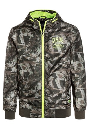 Hættetrøje i mørkt camouflagemønster med grønne detaljer. Har lynlås foran, elastiske ærmegab og hætte med meshfor.