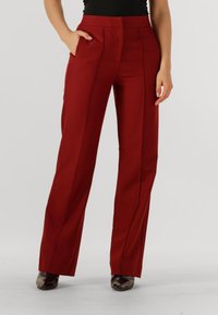 Rode op maat gemaakte broek met een hoge taille, voorzien van zijzakken, een gladde textuur en een rechte pijpdesign.
