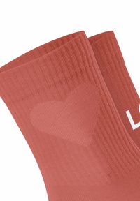 Kurze rosa Socken mit gerippter Textur, die ein Herzmuster und weißen "LOVE"-Text zeigen, entworfen für den Freizeitgebrauch.