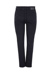 Jeans negros ajustados con dos bolsillos traseros, trabillas para cinturón, una parche de cuero en la cintura y bajos desgastados en las piernas.