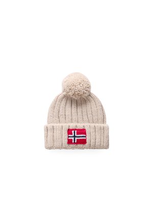 Bonnet d'hiver beige tricoté avec un pompon sur le dessus et un revers mettant en avant un patch rouge avec un motif de croix nordique.