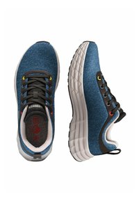 Baskets de sport bleues avec une tige en tissu texturé, lacets noirs, œillets multicolores et une semelle épaisse en mousse blanche avec un motif de crête.