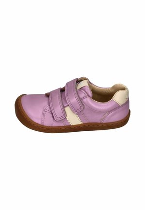 Lila Ledersneaker für Kinder mit beigen Akzenten, zwei Klettverschlüssen und brauner Gummisohle, seitlich dargestellt.