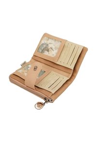 Portafoglio marrone chiaro con texture liscia, chiusura con zip e pattina superiore. Presenta slot per carte, una finestra trasparente per l'ID e un accento di charm metallico.