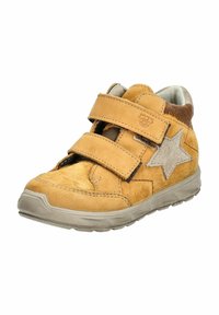 Zapato de ante color tostado tipo high-top con dos correas de Velcro, un acento en forma de estrella gris en el lateral y una suela de goma texturizada.