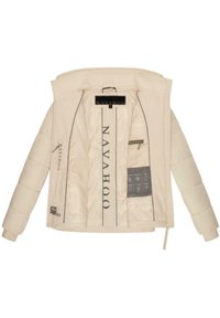 Doudoune beige avec une texture lisse, dotée d'une fermeture éclair, de grandes poches et d'une marque. L'intérieur comprend une étiquette d'entretien et des graphismes.