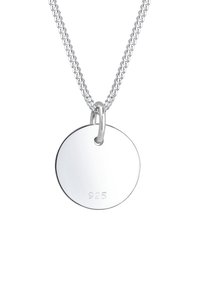 Silverhalsband med en rund berlock, märkt "925," med en slät yta och en klassisk kedjedesign.