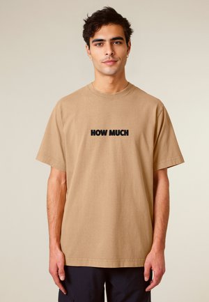 HOW MUCH PRINT HEAVYWEIGHT - Print T-shirt - washed beige