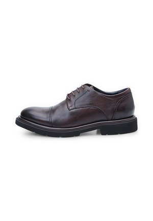 Chaussure habillée en cuir marron avec un bout arrondi, cinq œillets de lacets, tige texturée, coutures contrastées et semelle en caoutchouc noire.