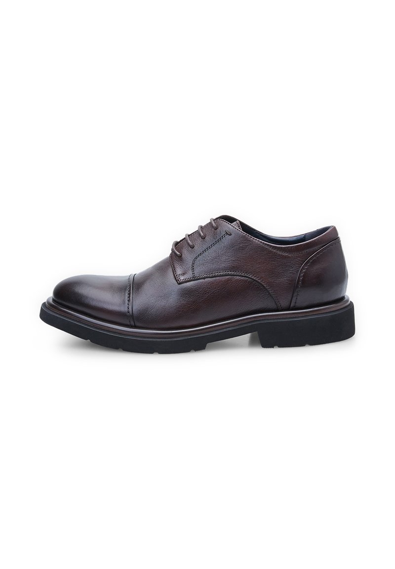 Chaussure habillée en cuir marron avec un bout arrondi, cinq œillets de lacets, tige texturée, coutures contrastées et semelle en caoutchouc noire.