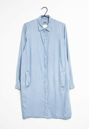 Lyseblå lang denim skjortekjole med krave, lange ærmer, skjulte knapper foran og to sidelommer på en sort bøjle.
