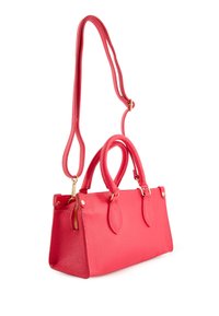 Kleine Handtasche aus strukturiertem pinkfarbenem Leder, mit zwei Obergriffen, einem abnehmbaren Trageriemen, goldenen Beschlägen und einem Reißverschluss.