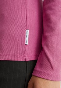 Marc O'Polo DENIM TURTLENECK - Langarmshirt - wild aster