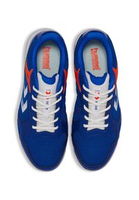 Sneaker sportive blu in mesh e materiale sintetico, con lacci bianchi, dettagli arancioni e una suola texturizzata. Presenta il logo del marchio e le etichette.